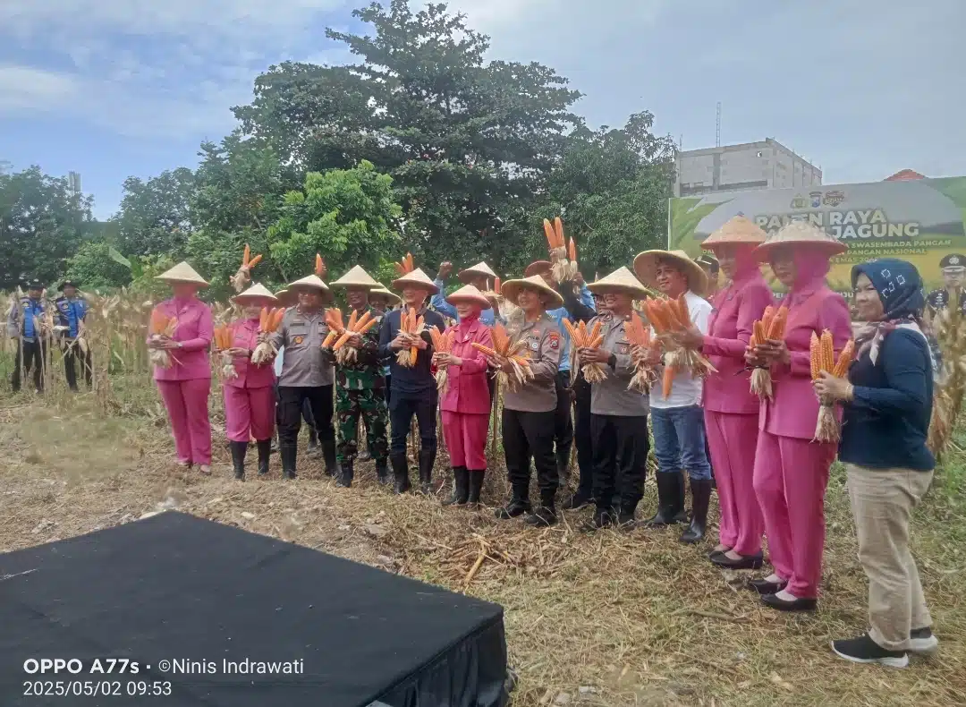 Gotong Royong Wujudkan Panen: Kolaborasi Masyarakat dan Kepolisian Berbuah Hasil