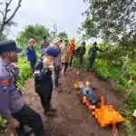 Penuh Perjuangan Polisi Bersama Tim SAR Berhasil Evakuasi Jenazah Pendaki di Gunung Saeng Bondowoso*