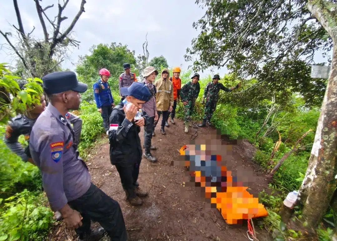 Penuh Perjuangan Polisi Bersama Tim SAR Berhasil Evakuasi Jenazah Pendaki di Gunung Saeng Bondowoso*