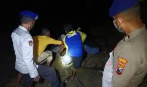 Dua Hari Dilakukan Pencarian Polisi Berhasil Evakuasi Nelayan yang Hilang di Perairan Lamongan