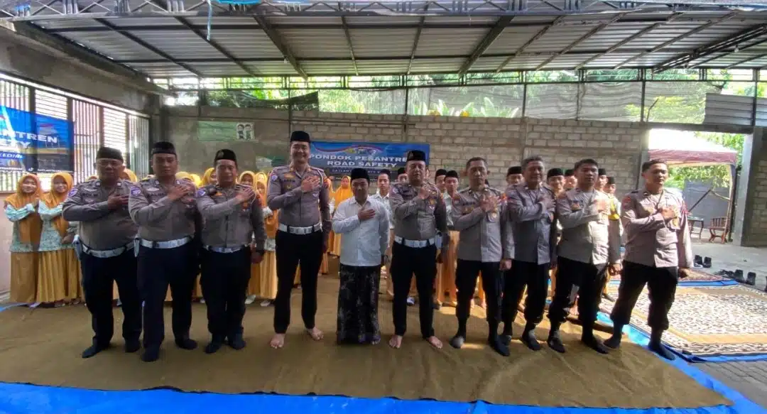 Hardiknas, Polisi Kenalkan Program Keselamatan Berkendara Edukasi Santri di Kediri