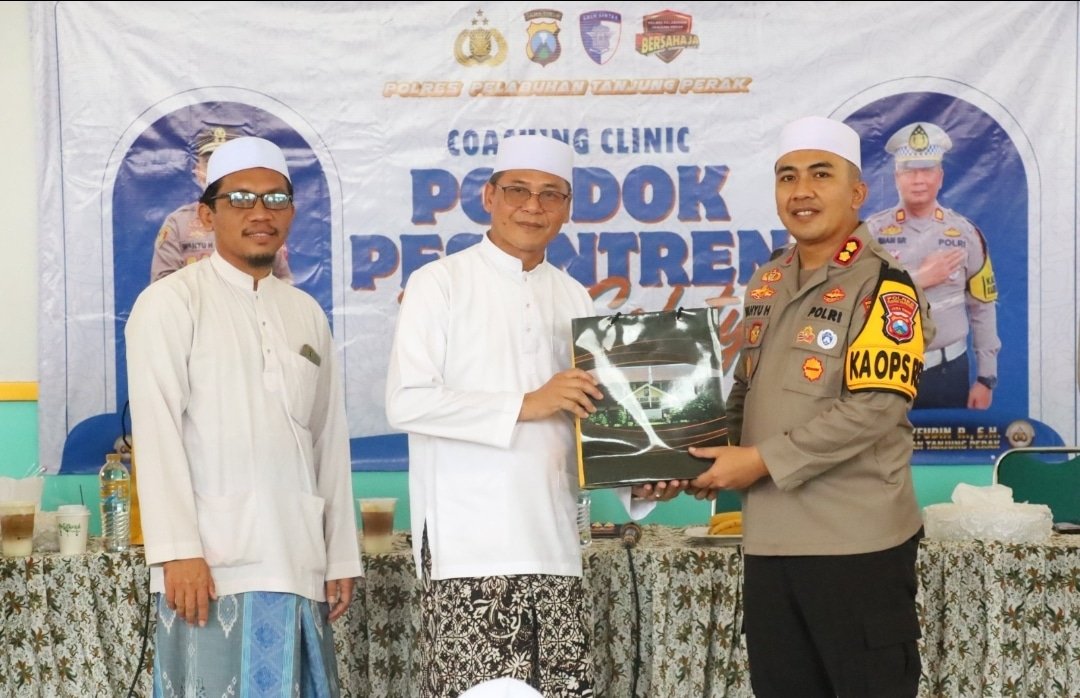 Sosialisasi Etika Berlalu – Lintas Polres Pelabuhan Tanjung Perak Gelar Coaching Clinic di Pondok Pesantren Assalafi Al-Fitrah Surabaya.