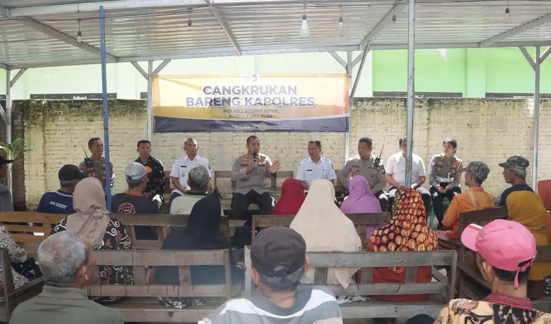 Cangkrukan Kamtibmas Polres Kediri Kota  Berbagi Sembako dan Gelar Bakti Kesehatan