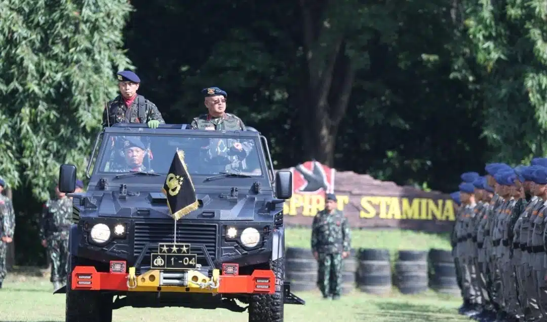 Kalemdiklat Polri Pimpin Penutupan Dikbangspes Dasar Brimob Mahasiswa STIK Angkatan 83 TA 2025 di Watukosek