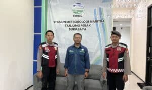 Antisipasi Cuaca Ekstrem, Unit Patroli Kota Presisi Polres Pelabuhan Tanjung Perak Koordinasi dengan BMKG