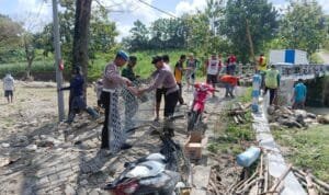 Solid, Polisi dan TNI bersama Warga Pasang Bronjong Cegah Longsor di Bojonegoro