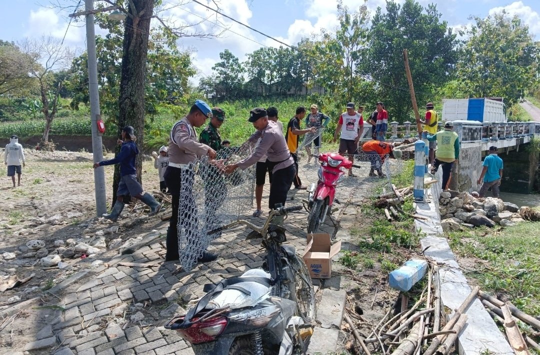 Solid, Polisi dan TNI bersama Warga Pasang Bronjong Cegah Longsor di Bojonegoro