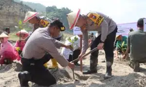 Sambut Hari Bhayangkara ke-79 Polres Tulungagung dan Bhayangkari Gelar Baksos dan Tanam Mangrove