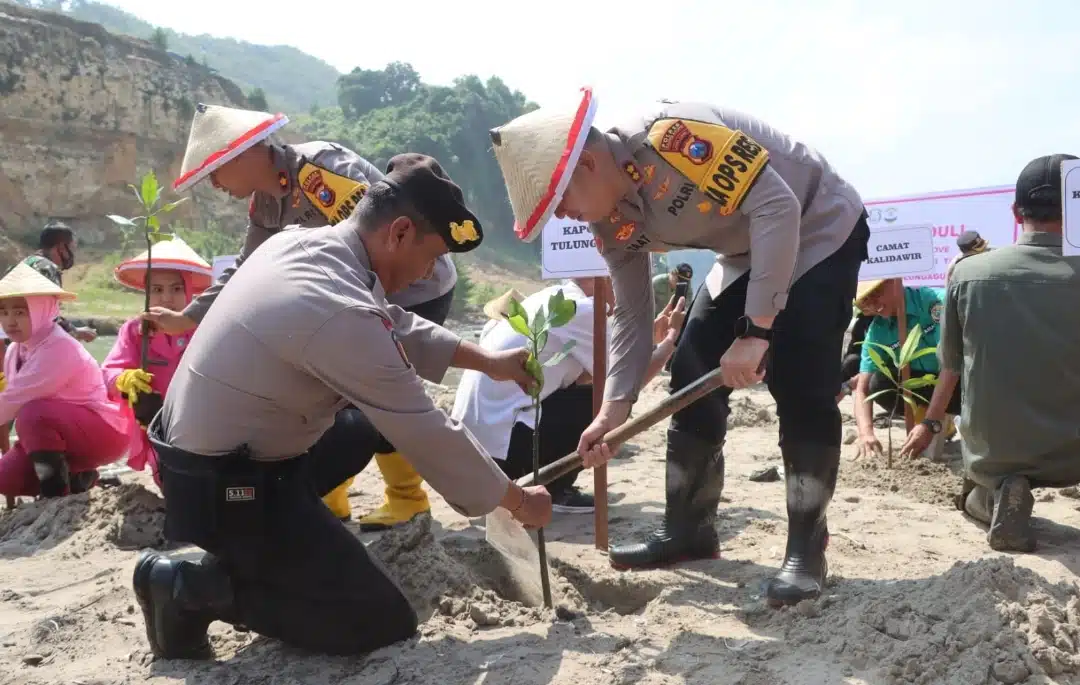 Sambut Hari Bhayangkara ke-79 Polres Tulungagung dan Bhayangkari Gelar Baksos dan Tanam Mangrove