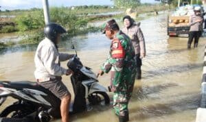 Tanggap Bencana, Polisi dan TNI Bantu Evakuasi Warga Terdampak Banjir di Sumenep