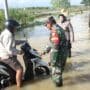 Tanggap Bencana, Polisi dan TNI Bantu Evakuasi Warga Terdampak Banjir di Sumenep