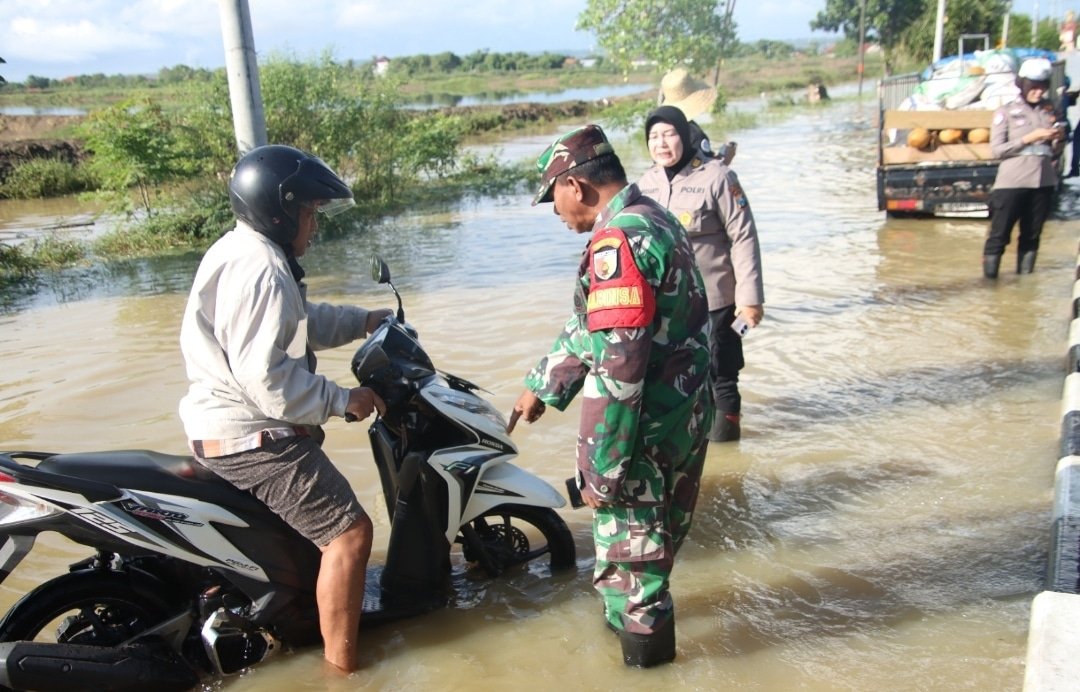 Tanggap Bencana, Polisi dan TNI Bantu Evakuasi Warga Terdampak Banjir di Sumenep 1 Tanggap Bencana, Polisi dan TNI Bantu Evakuasi Warga Terdampak Banjir di Sumenep