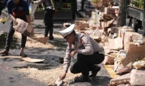 Polisi Sigap Atasi Tumpahan Minyak di Jalan Veteran Gresik, Cegah Potensi Kecelakaan