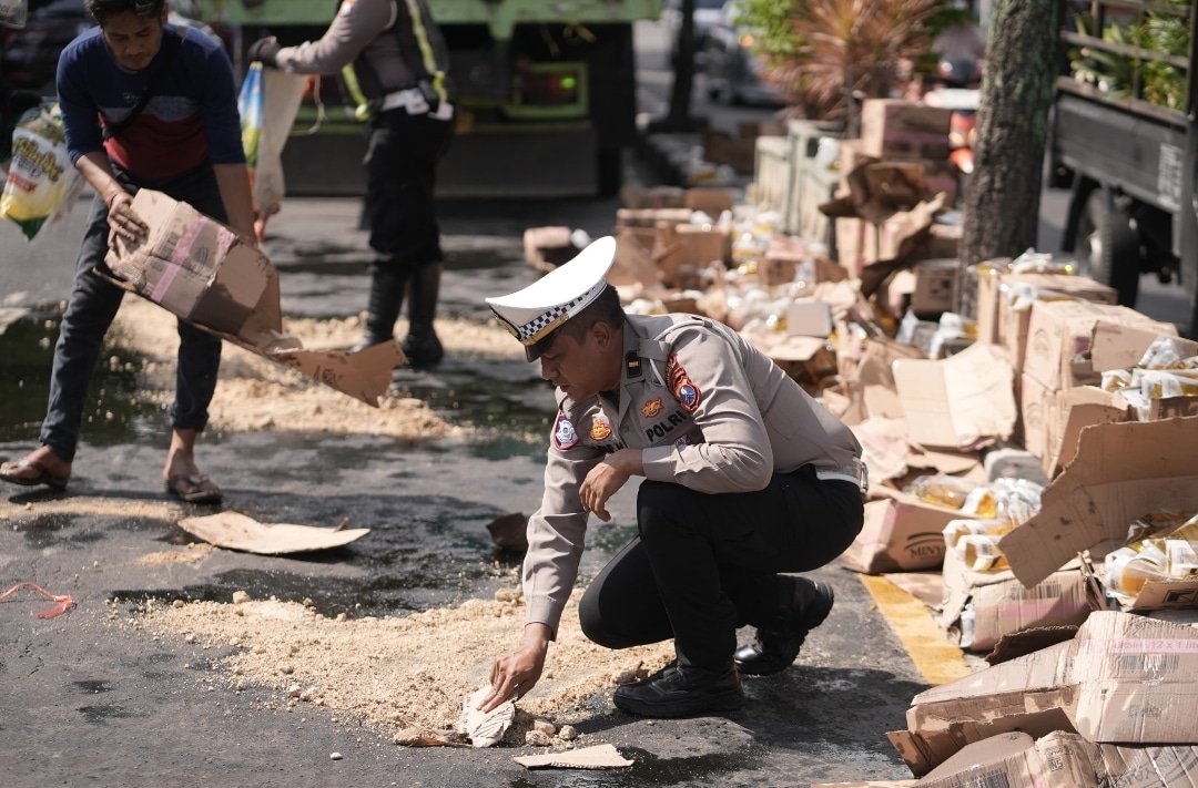 Polisi Sigap Atasi Tumpahan Minyak di Jalan Veteran Gresik, Cegah Potensi Kecelakaan 1 Polisi Sigap Atasi Tumpahan Minyak di Jalan Veteran Gresik, Cegah Potensi Kecelakaan