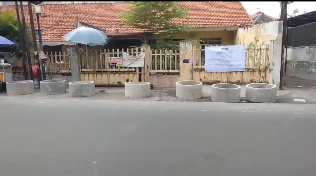 Oknum Pegawai Pemerintah Diduga Halangi Warga Cari Nafkah di Fasum Luar Area Rumah Kosong Aset Negara