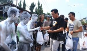 Polisi Peduli, Turun ke Jalan Salurkan Bansos untuk Pekerja Jalanan di Ngawi