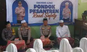 Polres Pelabuhan Tanjung Perak Gelar Coaching Clinic “Pondok Pesantren Road Safety” di Ponpes Miftahul Ulum