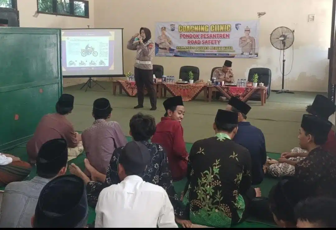 Sambut Hari Bhayangkara ke – 79, Polres Kediri Kota Gelar Coaching Clinic di Ponpes