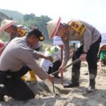 Polres Tulungagung Hijaukan Pantai Sine