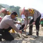 Polres Tulungagung Hijaukan Pantai Sine
