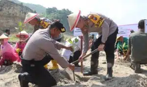 Polres Tulungagung Hijaukan Pantai Sine
