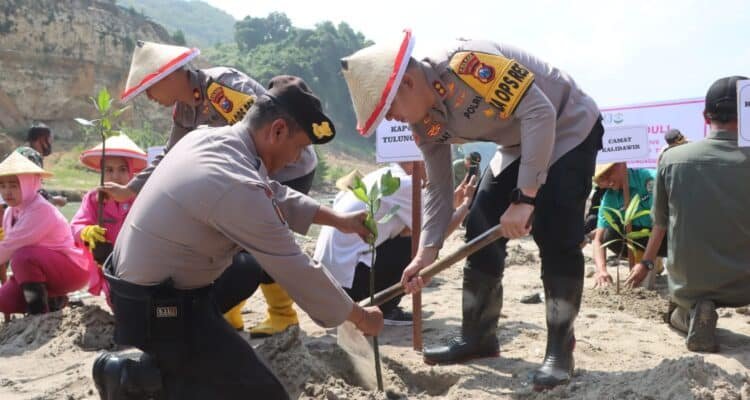 Polres Tulungagung Hijaukan Pantai Sine