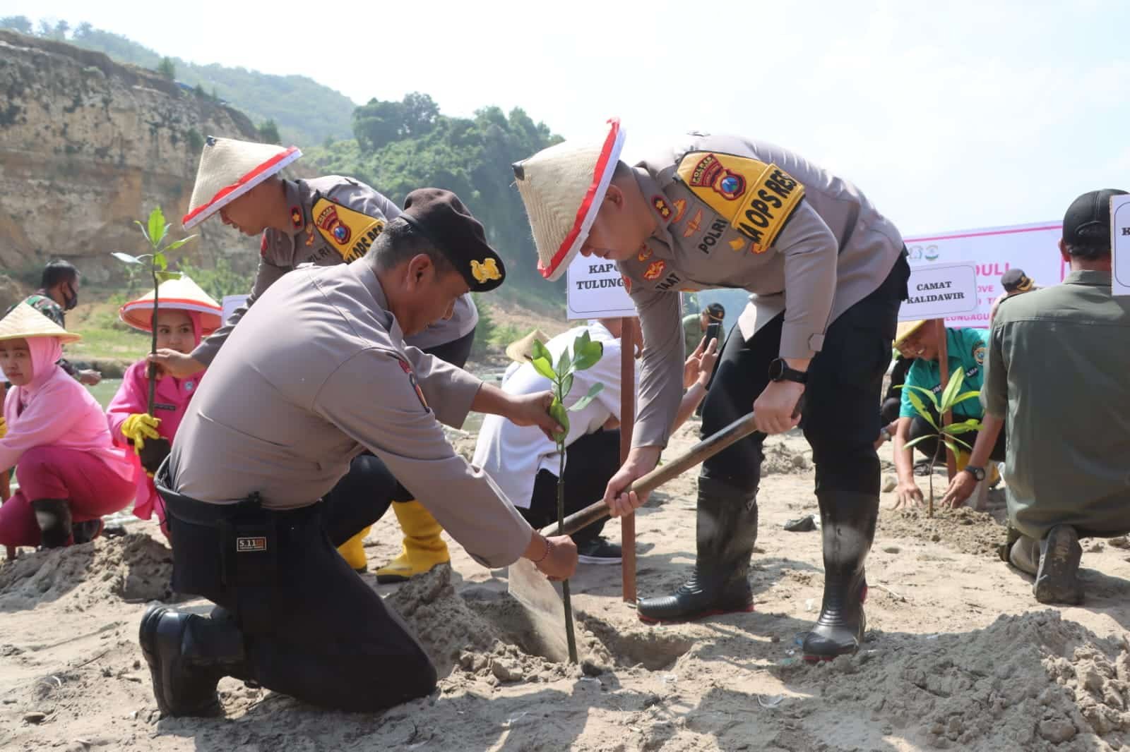 Polres Tulungagung Hijaukan Pantai Sine