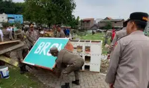 Sinergi TNI-Polri dan Satpol PP, Tertibkan Bangunan Liar di Area Makam Jalan Kenjeran