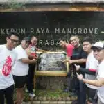Bulan Bung Karno, DPC Taruna Merah Putih Surabaya Gelar Kegiatan Bersih-Bersih Kebun Raya Mangrove