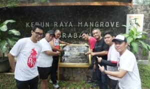 Bulan Bung Karno, DPC Taruna Merah Putih Surabaya Gelar Kegiatan Bersih-Bersih Kebun Raya Mangrove