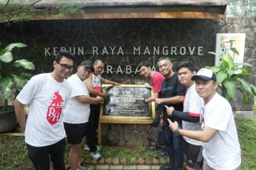 Bulan Bung Karno, DPC Taruna Merah Putih Surabaya Gelar Kegiatan Bersih-Bersih Kebun Raya Mangrove