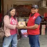 Peduli Lingkungan, PSI Surabaya Bagikan Daging Kurban, Pakai Wadah Besek dari Anyaman Bambu