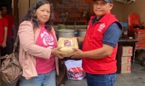 Peduli Lingkungan, PSI Surabaya Bagikan Daging Kurban, Pakai Wadah Besek dari Anyaman Bambu