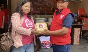 Peduli Lingkungan, PSI Surabaya Bagikan Daging Kurban, Pakai Wadah Besek dari Anyaman Bambu