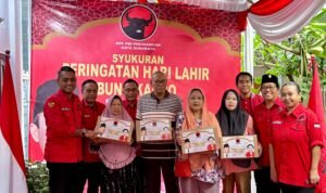 Politik Kemanusiaan di Kampung Kelahiran Sang Proklamator, DPC PDI Perjuangan Surabaya Bagikan Sembako