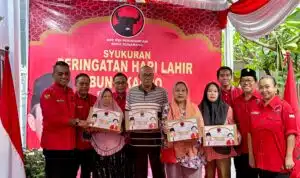 Politik Kemanusiaan di Kampung Kelahiran Sang Proklamator, DPC PDI Perjuangan Surabaya Bagikan Sembako