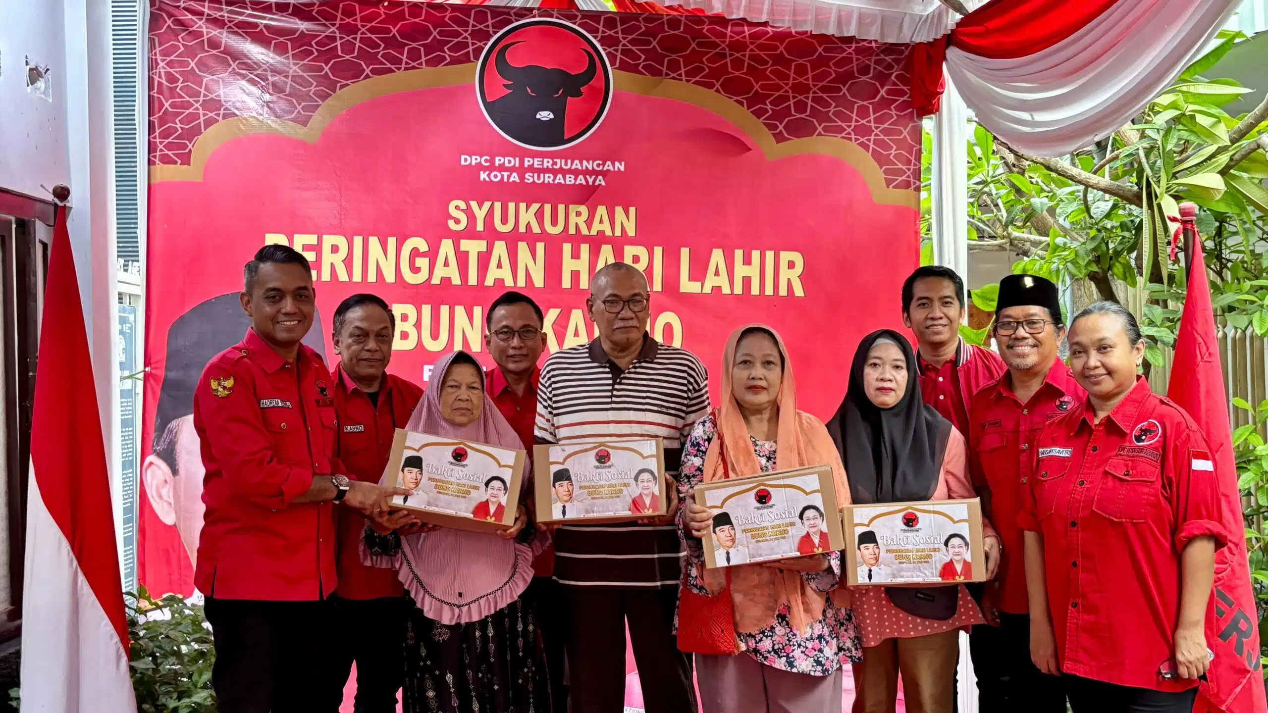 Politik Kemanusiaan di Kampung Kelahiran Sang Proklamator, DPC PDI Perjuangan Surabaya Bagikan Sembako