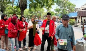 Bulan Bung Karno, Relawan Buleks 99 Berbagi Ratusan Nasi Kotak Bagi Warga Surabaya