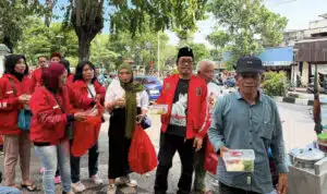 Bulan Bung Karno, Relawan Buleks 99 Berbagi Ratusan Nasi Kotak Bagi Warga Surabaya