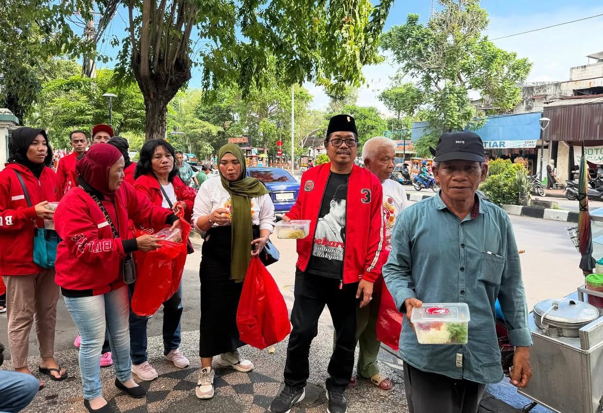 Bulan Bung Karno, Relawan Buleks 99 Berbagi Ratusan Nasi Kotak Bagi Warga Surabaya