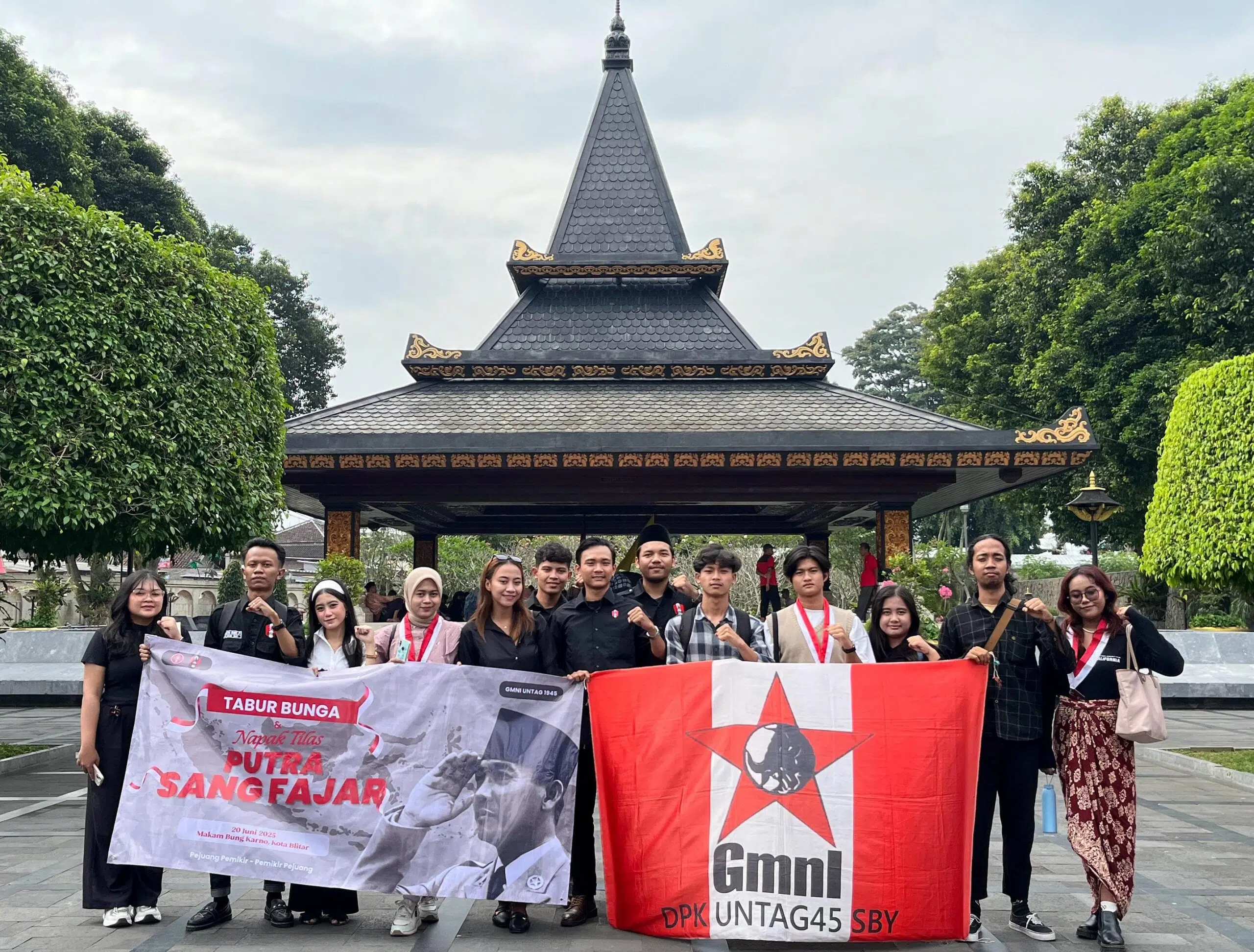 Peringati Hari Wafat Bung Karno,GMNI UNTAG 1945 Surabaya Gelar Tabur Bunga dan Napak Tilas Putra Sang Fajar