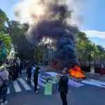 Mahasiswa HMI Sidoarjo Tuntut Evaluasi 100 Hari Kinerja Subandi-Mimik di Depan Pendopo