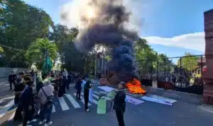 Mahasiswa HMI Sidoarjo Tuntut Evaluasi 100 Hari Kinerja Subandi-Mimik di Depan Pendopo