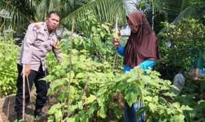 Bhabinkamtibmas Desa Buncitan Polsek Sedati Dorong Peran Warga Kelola Pekarangan Pangan Bergizi