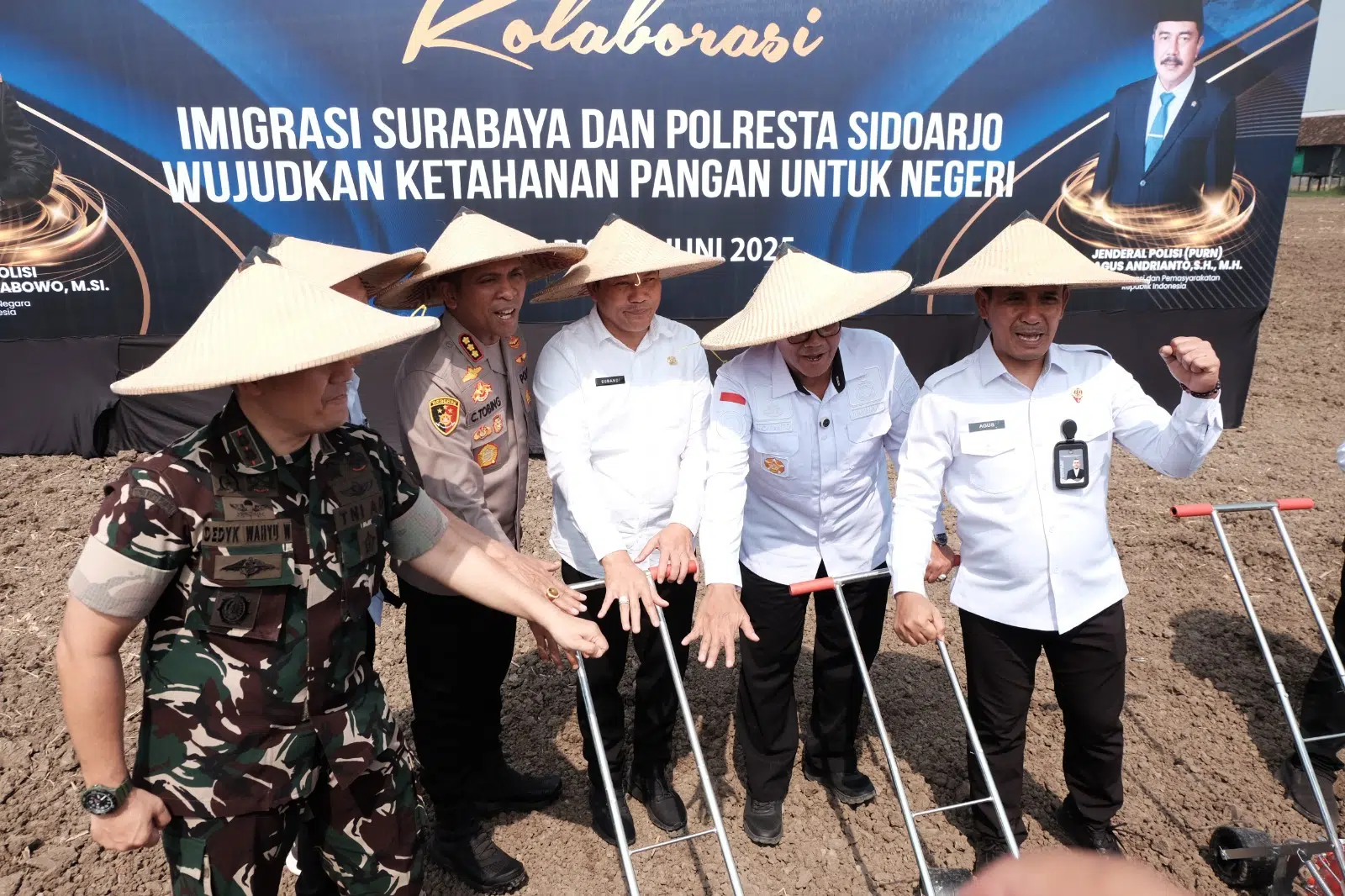 Semarak Tanam Jagung di Sidoarjo: Kolaborasi Imigrasi, Polri dan Petani untuk Swasembada Pangan