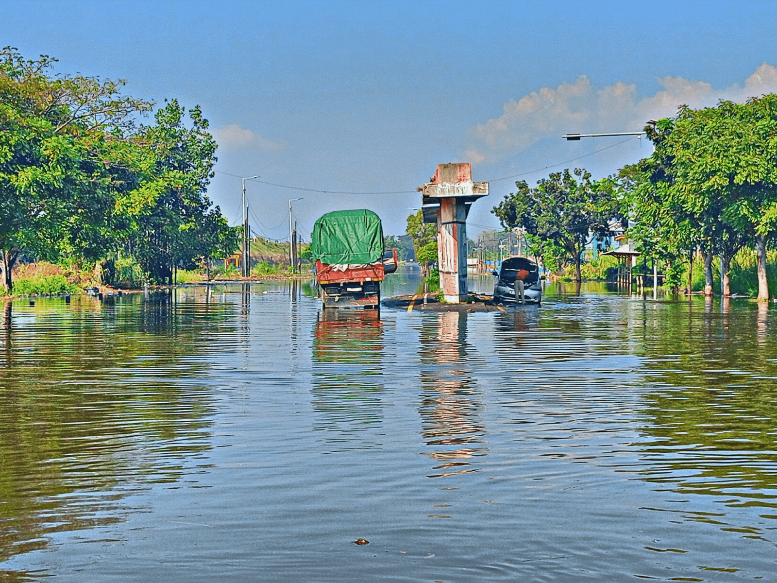 Tol Buntung Porong Terendam Banjir, Tiga Kendaraan Mogok Akibat Genangan