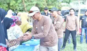 Sambut Hari Bhayangkara ke-79, Kapolda Jatim Safari Kamtibmas Salurkan Bansos untuk Warga Pesisir Situbondo