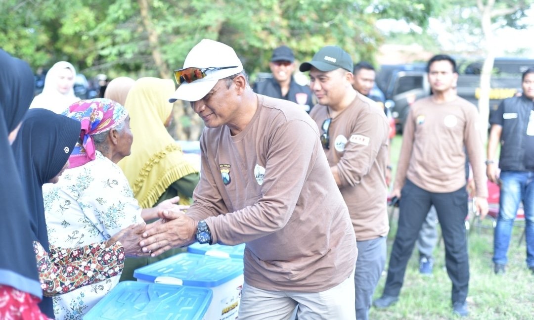 Sambut Hari Bhayangkara ke-79, Kapolda Jatim Safari Kamtibmas Salurkan Bansos untuk Warga Pesisir Situbondo