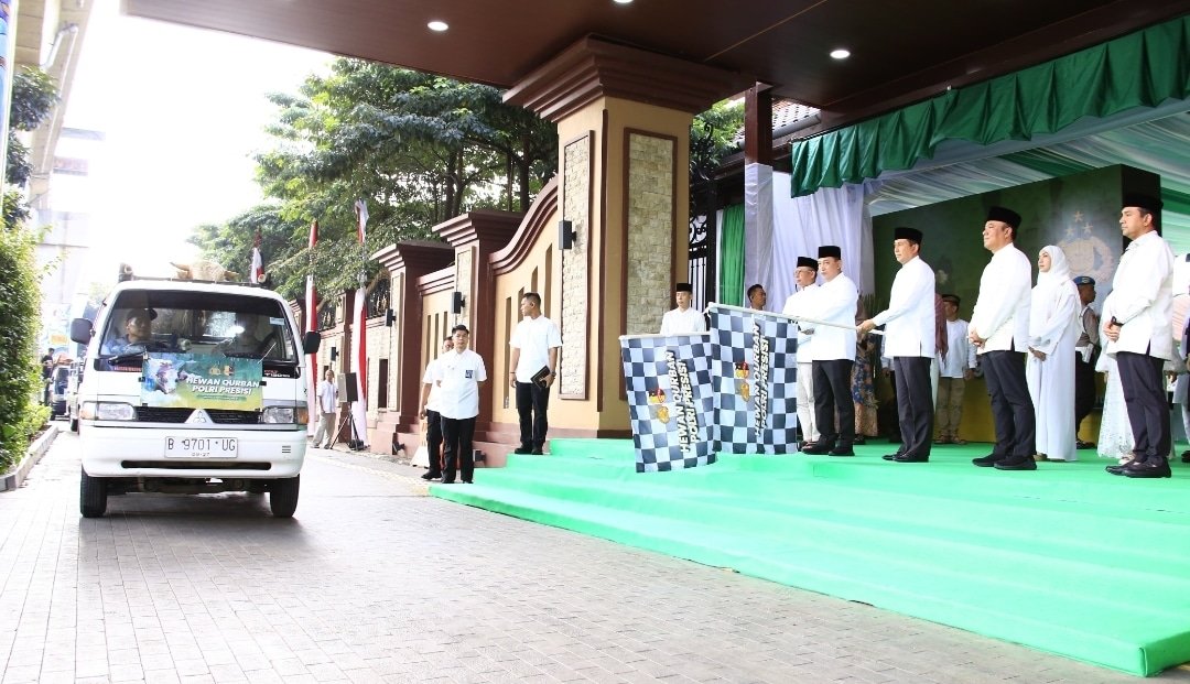 Kapolri Serahkan 9.648 Hewan Kurban Untuk Masyarakat