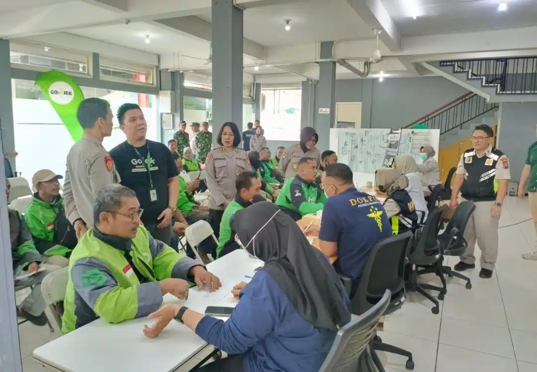 Biddokkes Polda Jatim Gelar Bakti Kesehatan Berkah Bagi Ribuan Ojol di Hari Bhayangkara ke 79